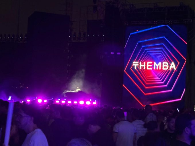 David Guetta y sus fanáticos desafían la lluvia y mantienen la fiesta en pleno concierto