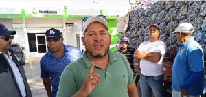 Productores de ajo en Constanza protestan frente al Banco Agrícola