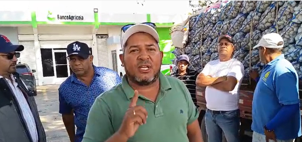Productores de ajo en Constanza protestan frente al Banco Agrícola