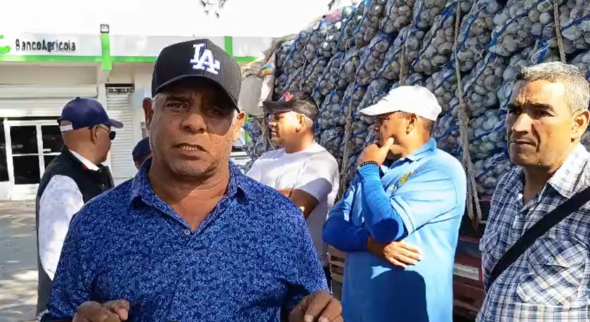 Productores de ajo en Constanza protestan frente al Banco Agrícola - Noticias de hoy en República Dominicana | De Último Minuto