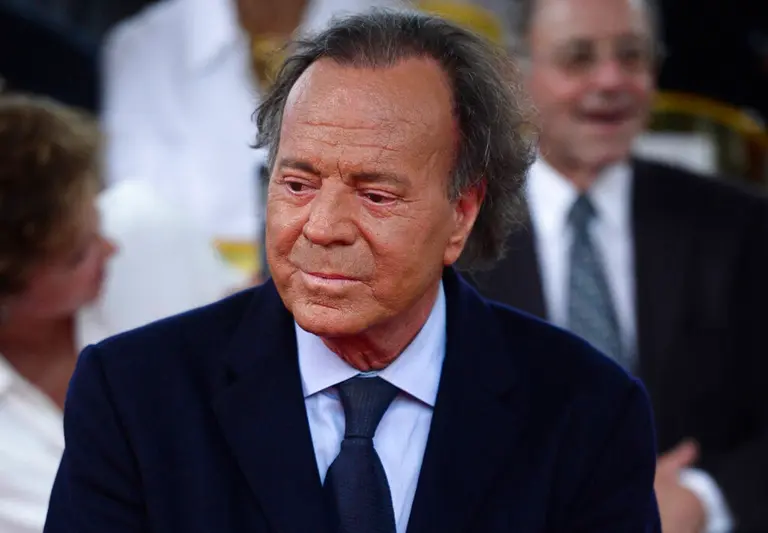 Univision estaría negociando retractarse de acusaciones contra Julio Iglesias para evitar demanda